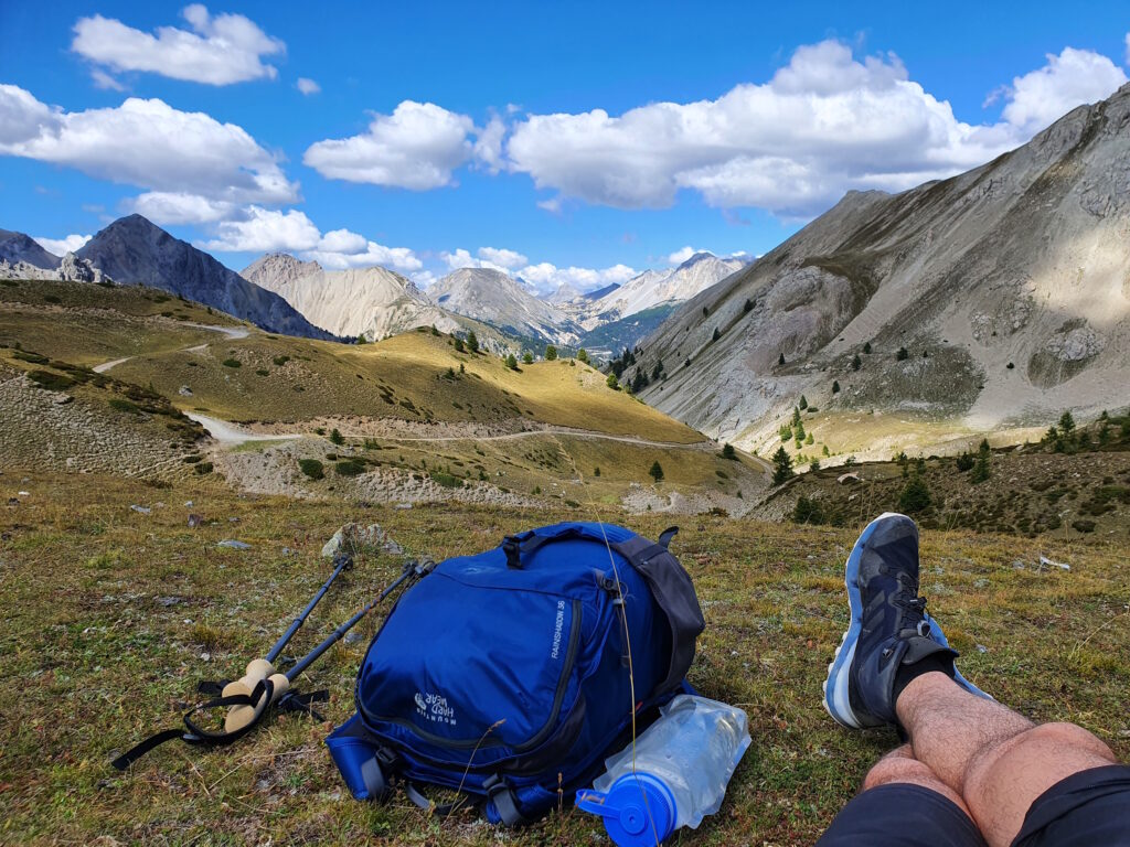 Das richtige Schuhwerk und eine abzippbare Hose auf der Ultraleicht-Trekking-Packliste tragen sehr wesentlich zum entspannten Trekking bei