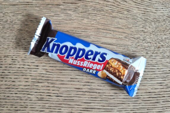 Knoppers Nussriegel Dark als Wanderproviant im Test