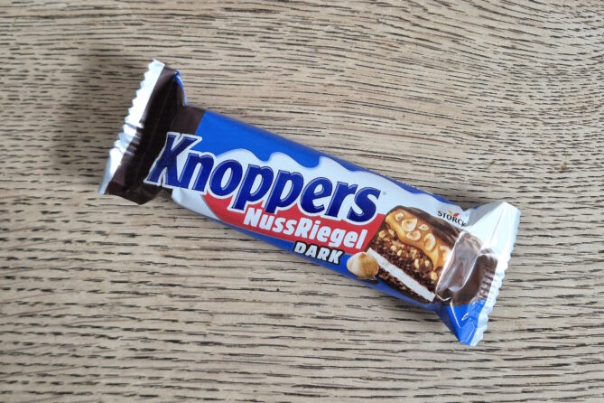 Knoppers Nussriegel Dark als Wanderproviant im Test