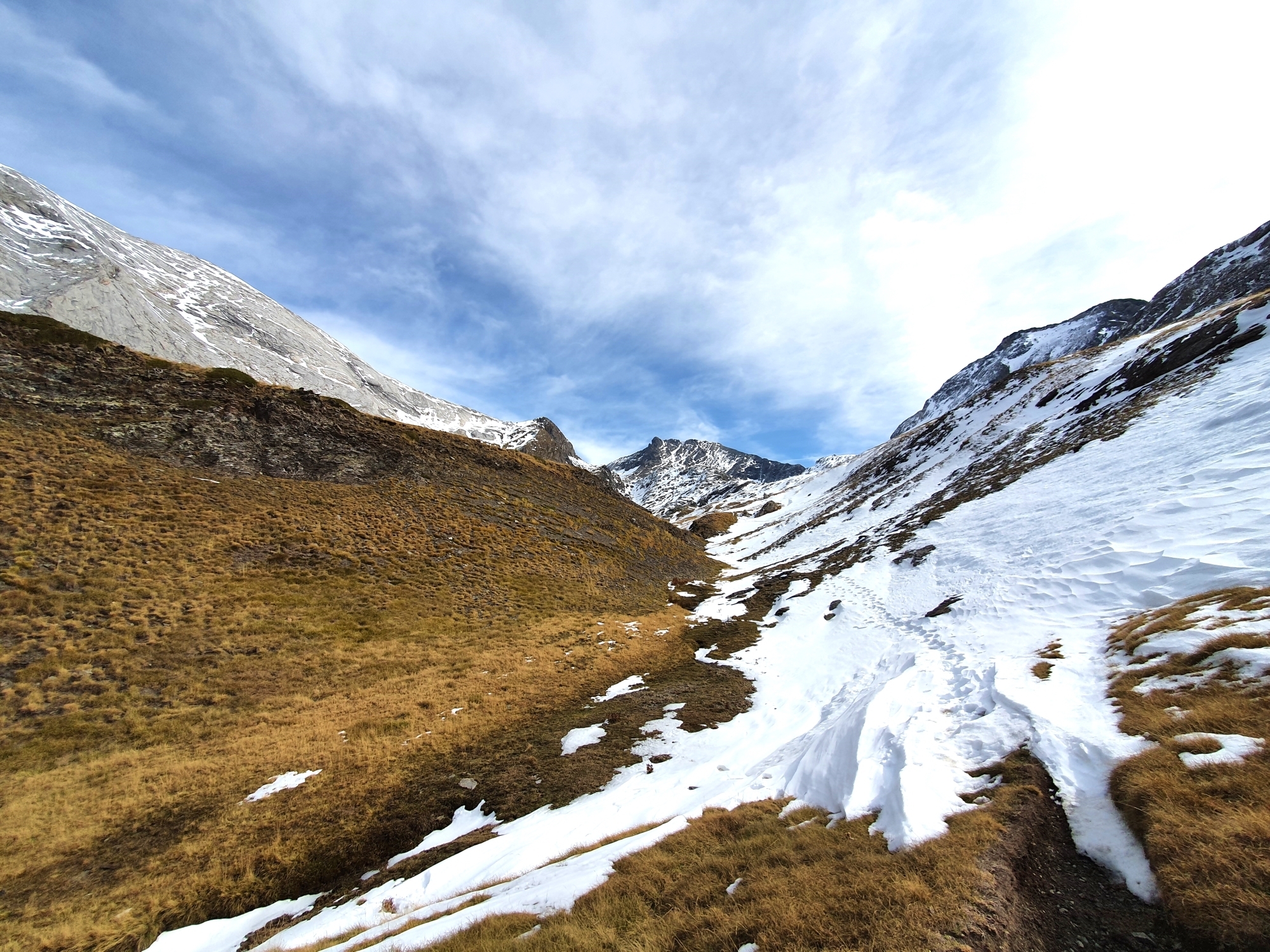Zunehmende Schneedecke auf der Ostflanke des Pico del Chinipro (rechts), hinten der Pico de la Robinera