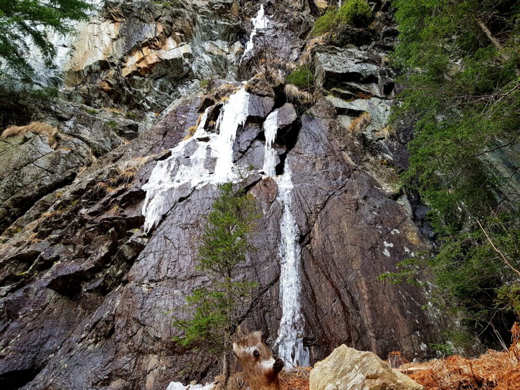 Gefrorener Wasserfall