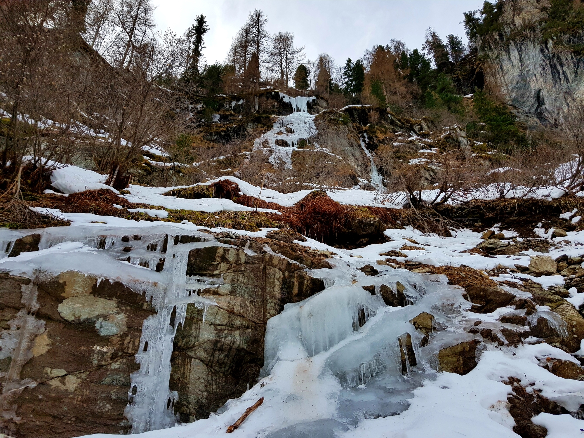 Noch ein gefrorener Wasserfall kurz vor dem Landauersee