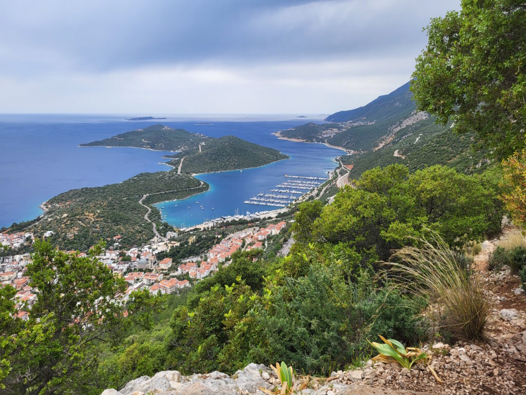 Lykischer Weg Teil 2: Blick auf Kaş mit der vorgelagerten Halbinsel