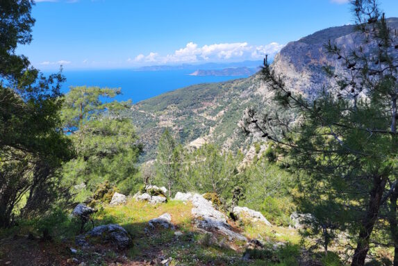 Lykischer Weg Teil 1: Blick zurück über Eren Dağı-Flanke und Lykische Küste © gipfelwelt.net