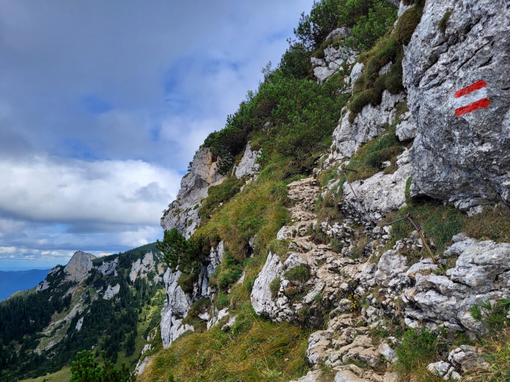 Maximiliansweg Vorbereitung: Rot-weiß-rote Markierung der Route