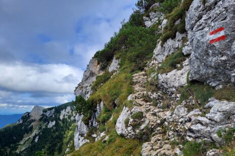 Maximiliansweg Vorbereitung: Rot-weiß-rote Markierung der Route