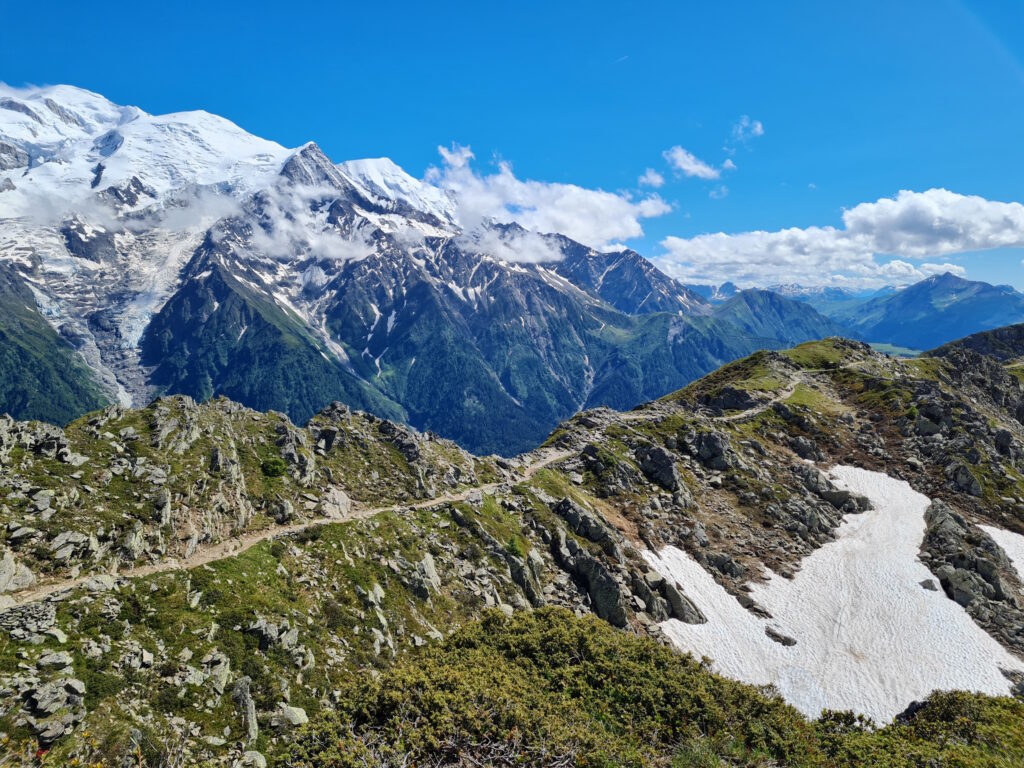 Schönes Symbolbild für den Minimalismus: Abziehender Nebel bringt einen Wanderweg vor dem Mont Blanc zum Vorschein