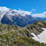 Schönes Symbolbild für den Minimalismus: Abziehender Nebel bringt einen Wanderweg vor dem Mont Blanc zum Vorschein