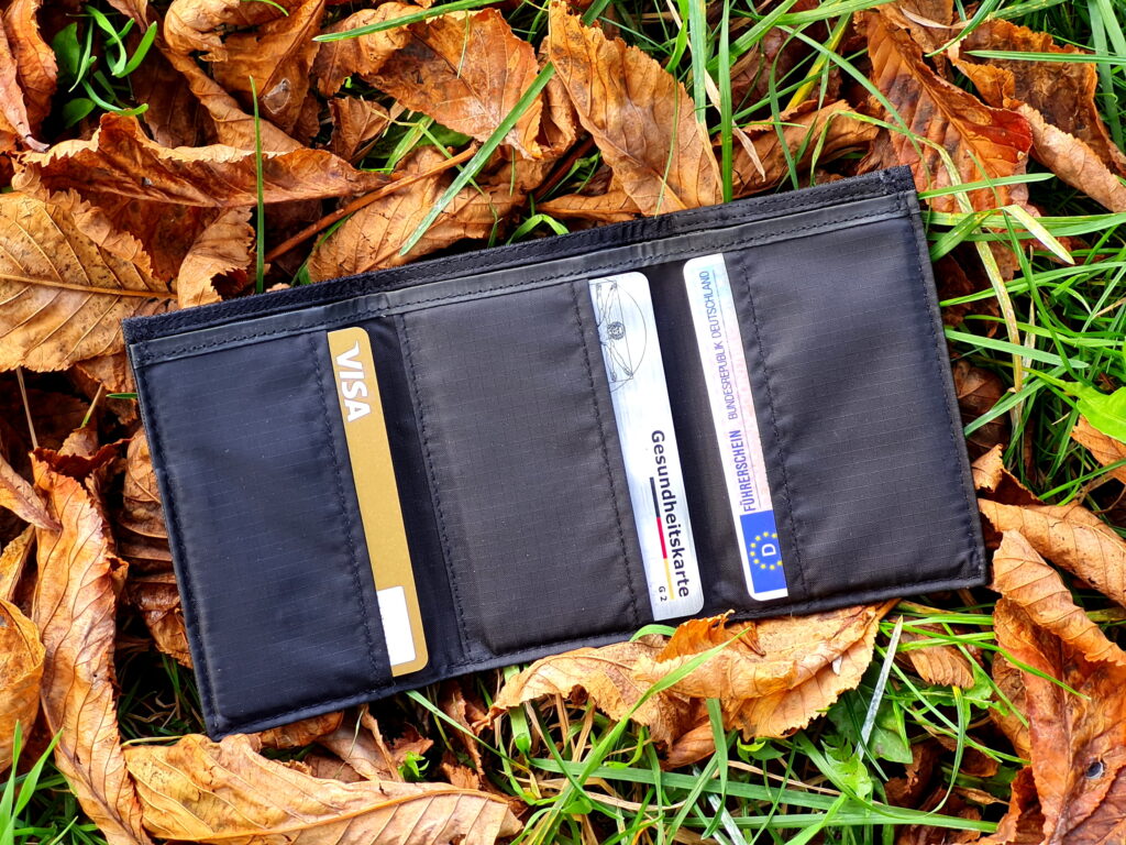 Das Montbell Trail Wallet hat drei Steckplätze für Karten