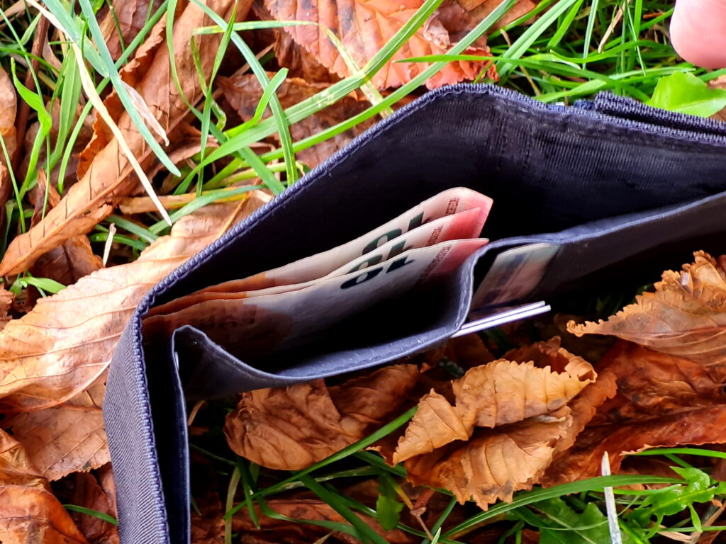 Im großen Fach des Montbell Trail Wallet ist reichlich Platz für Geldscheine