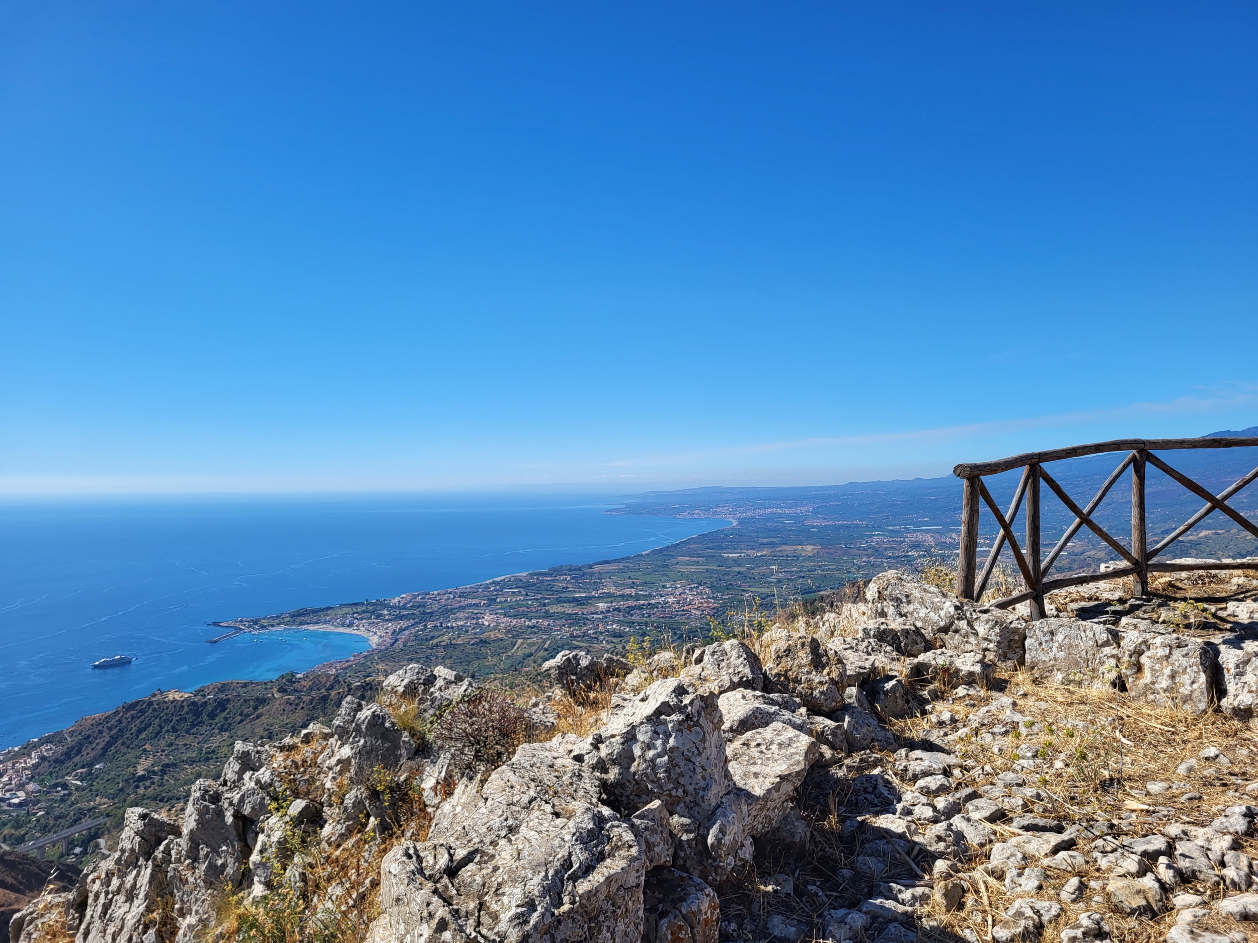 Aufstieg zum Monte Veneretta: Weiter Blick über Siziliens Ostküste