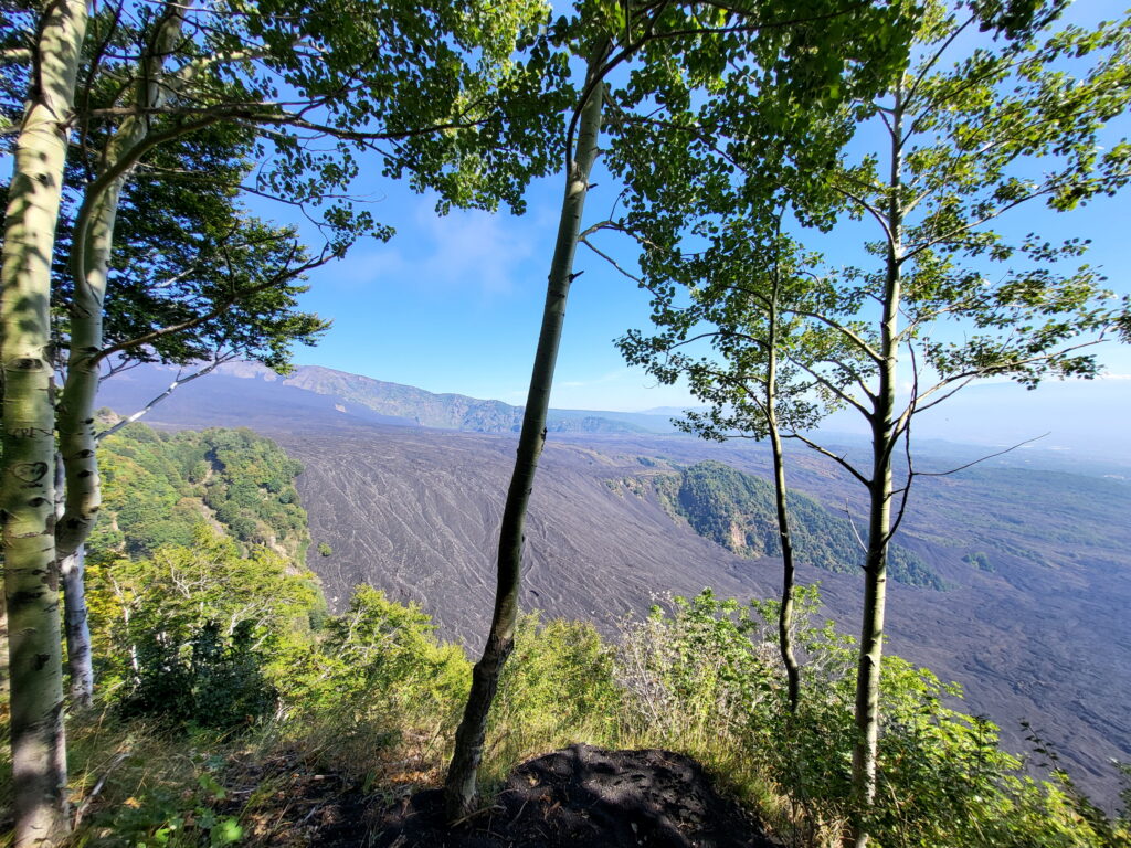 Blick vom Parkplatz unterhalb des Monte Zoccolaro über das Valle del Bove