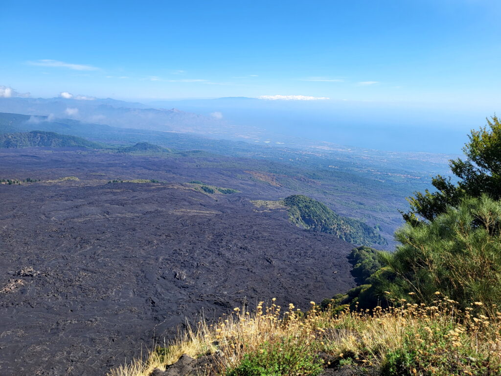 Blick über das Valle del Bove bis zum Mittelmeer