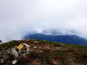Wolkenverhangenes Gipfelplateau des Monte Cerreto
