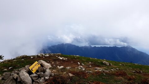Wolkenverhangenes Gipfelplateau des Monte Cerreto