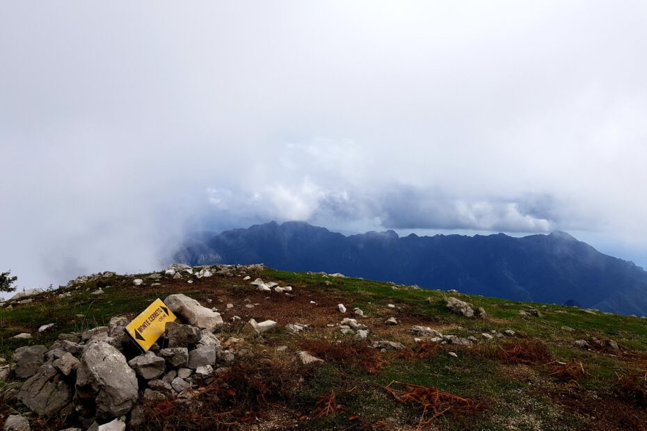 Wolkenverhangenes Gipfelplateau des Monte Cerreto