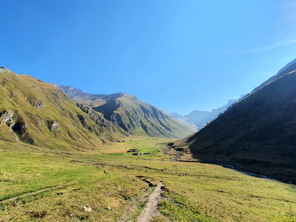 Gemütlicher Aufstieg zum Monte Losetta durch das idyllische Flusstal