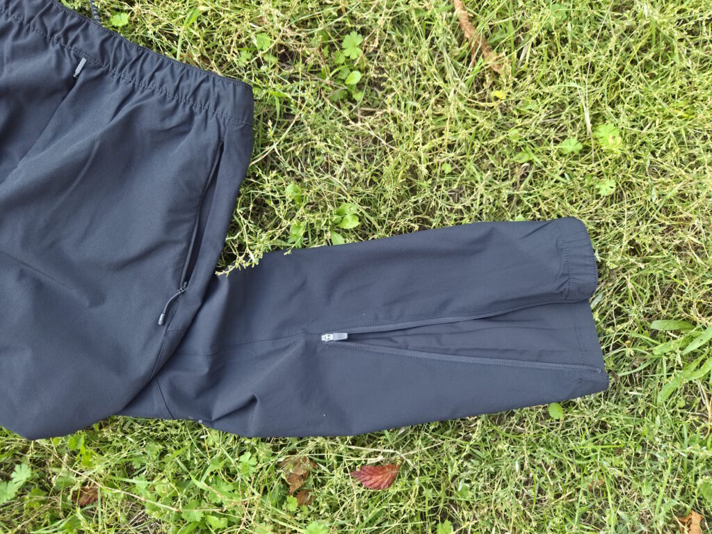 Reißverschlusstasche und Gamasche der Montura Ritmo Light Pants