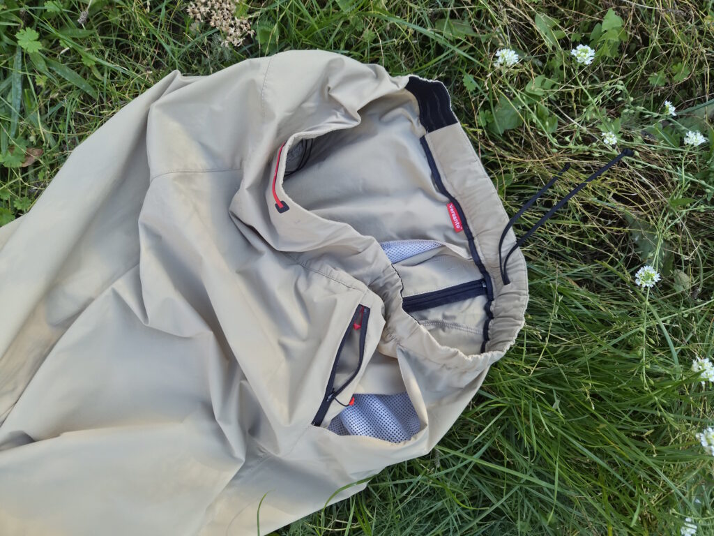 Ausstattung der Montura Versante Light Pants: Schlüsseltasche, offene Seitentasche, Kordelzug