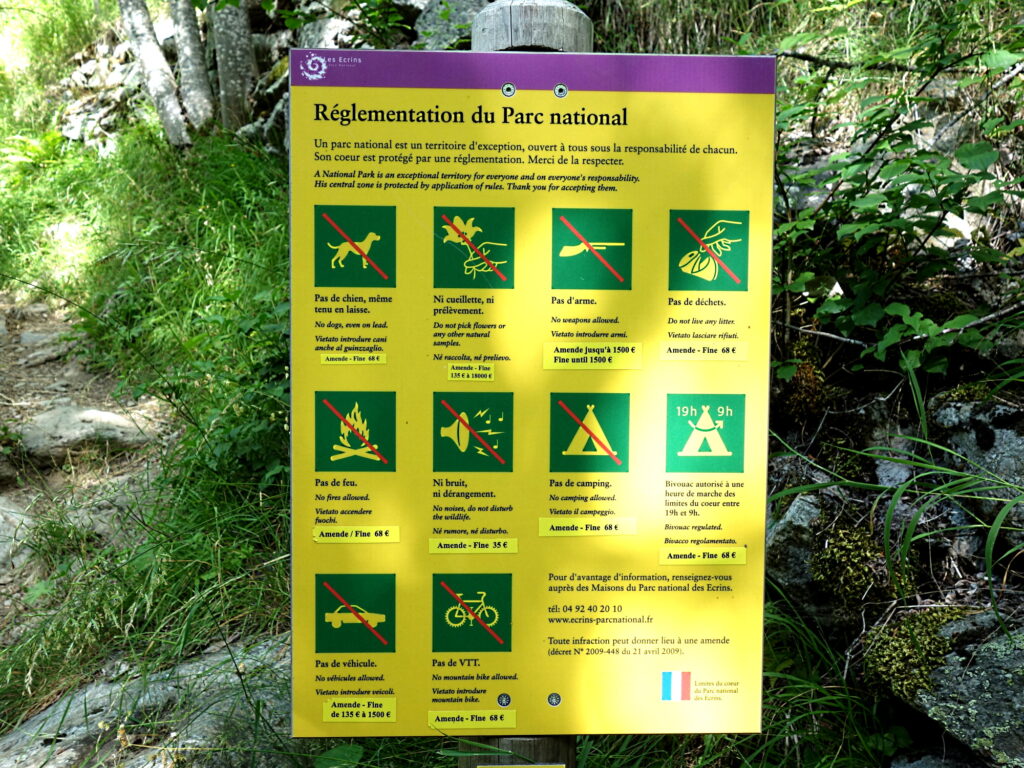 Schild des Nationalparks Écrins mit aktualisierten Bußgeldern