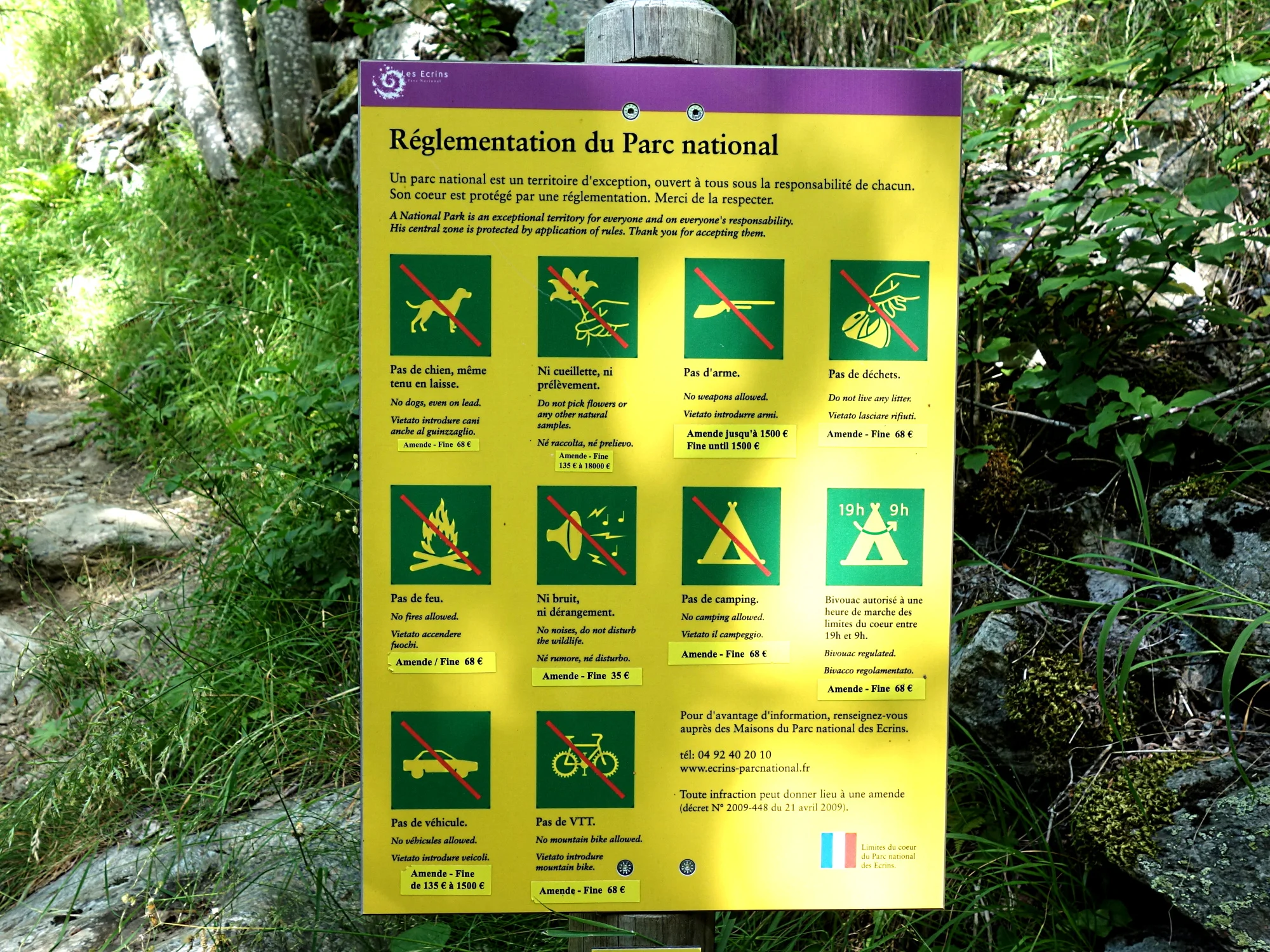 Nationalpark Schild des Nationalparks Écrins mit aktualisierten Bußgeldern