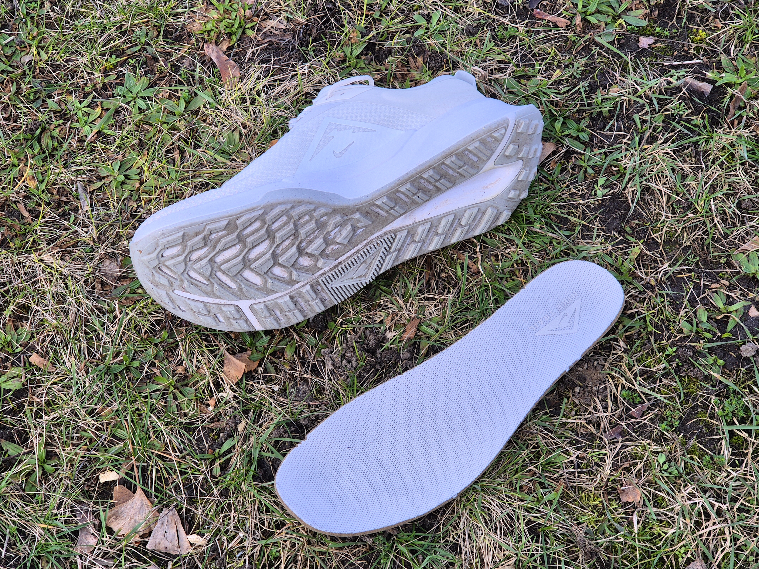Traktions-Außensohle und waschbare Innensohle der Nike Juniper Trail 2 GTX Schuhe