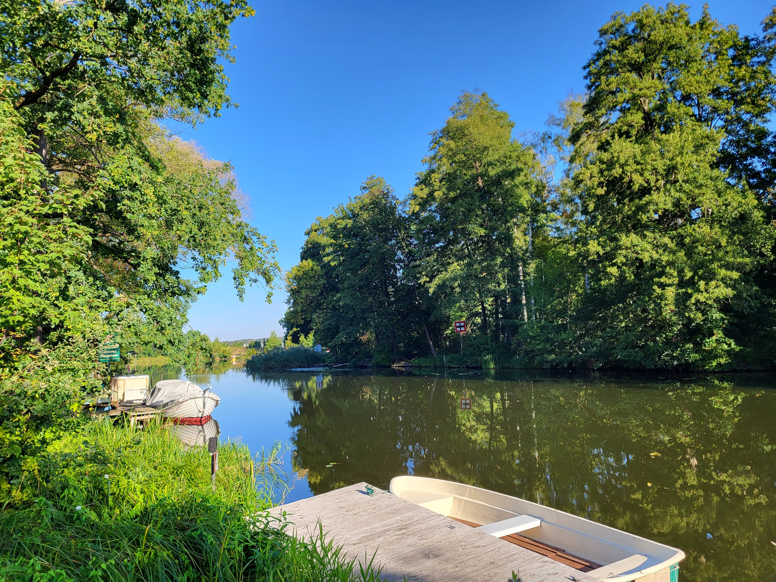 Oder-Havel-Kanal-Wanderung: Bootsanleger bei der Zerpenschleuse
