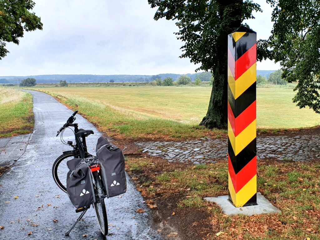 Grenzpfeiler am Oder-Neiße-Radweg hinter Forst