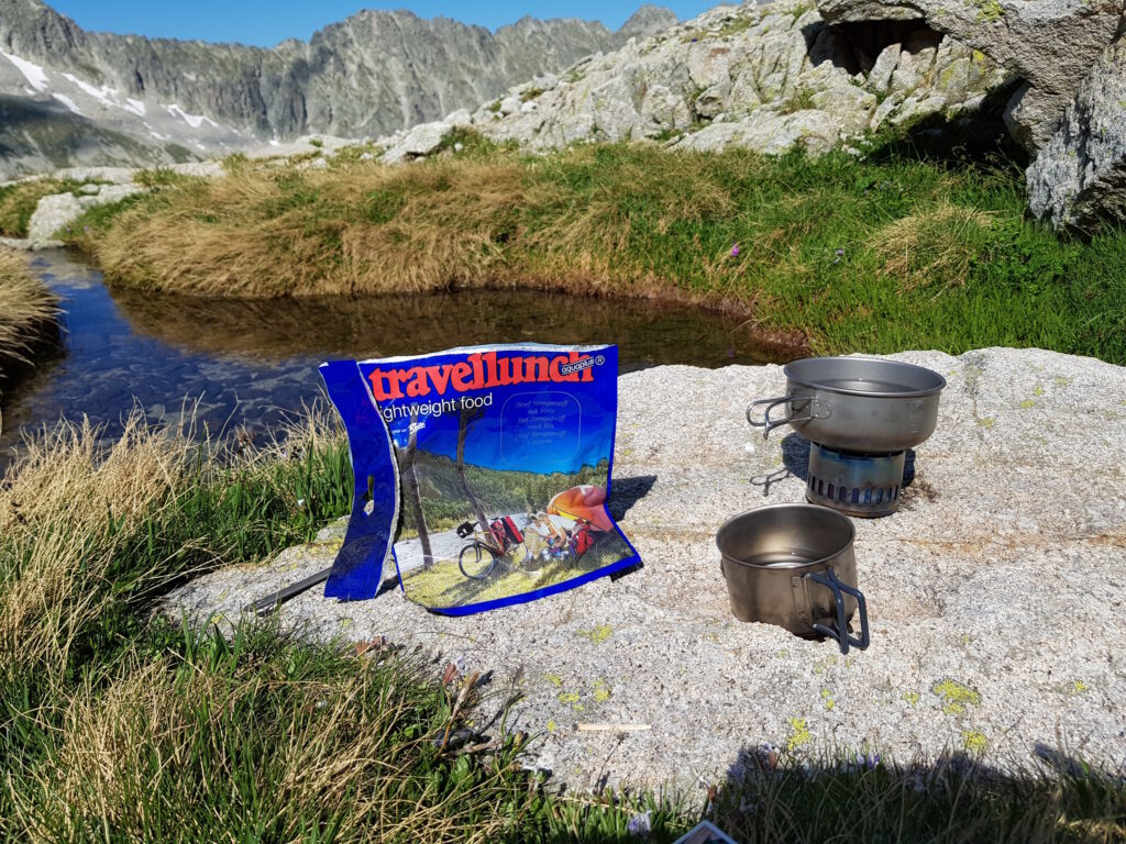 Für die Verpflegung gehören auf die Ultraleicht-Trekking-Packliste gefriergetrocknete Nahrung und eine gute Campingküche