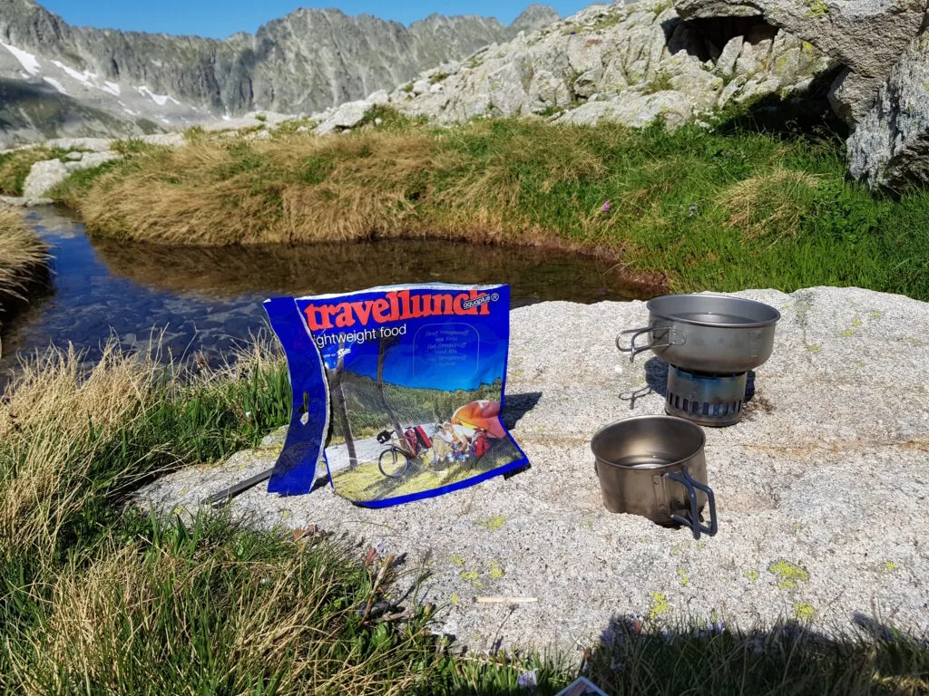 Für die Verpflegung gehören auf die Ultraleicht-Trekking-Packliste gefriergetrocknete Nahrung und eine gute Campingküche