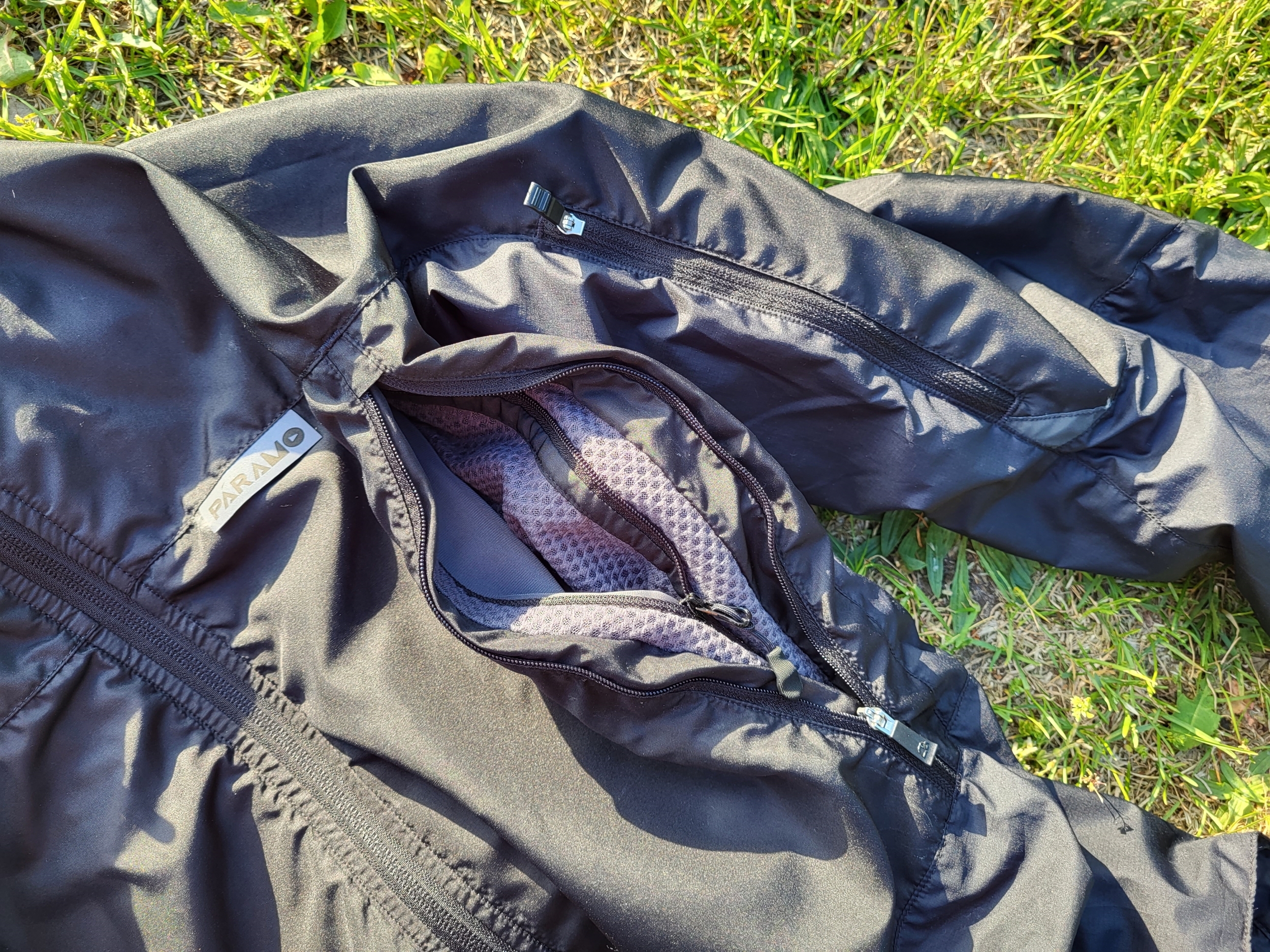 Doppelt gezippte Brusttasche und Belüftungsreißverschluss am Ärmel der Páramo Velez Jacket