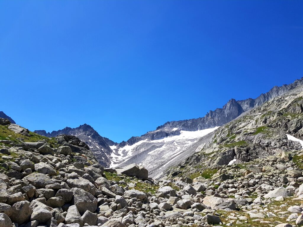 Schneebedeckter Talkessel unterhalb des Aneto-Massivs