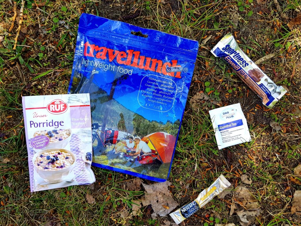 Das Quintett zur Outdoor Selbstverpflegung: Trekkingnahrung süß und herzhaft, Energieriegel, Kaffee und Tee