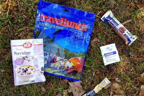 Das Quintett zur Outdoor Selbstverpflegung: Trekkingnahrung süß und herzhaft, Energieriegel, Kaffee und Tee