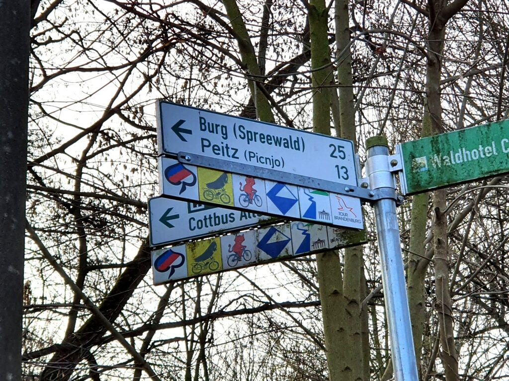 Wegweiser auf der Radtour von Cottbus durchs Schlaubetal nach Beeskow: Der rote Adler der "Tour Brandenburg"