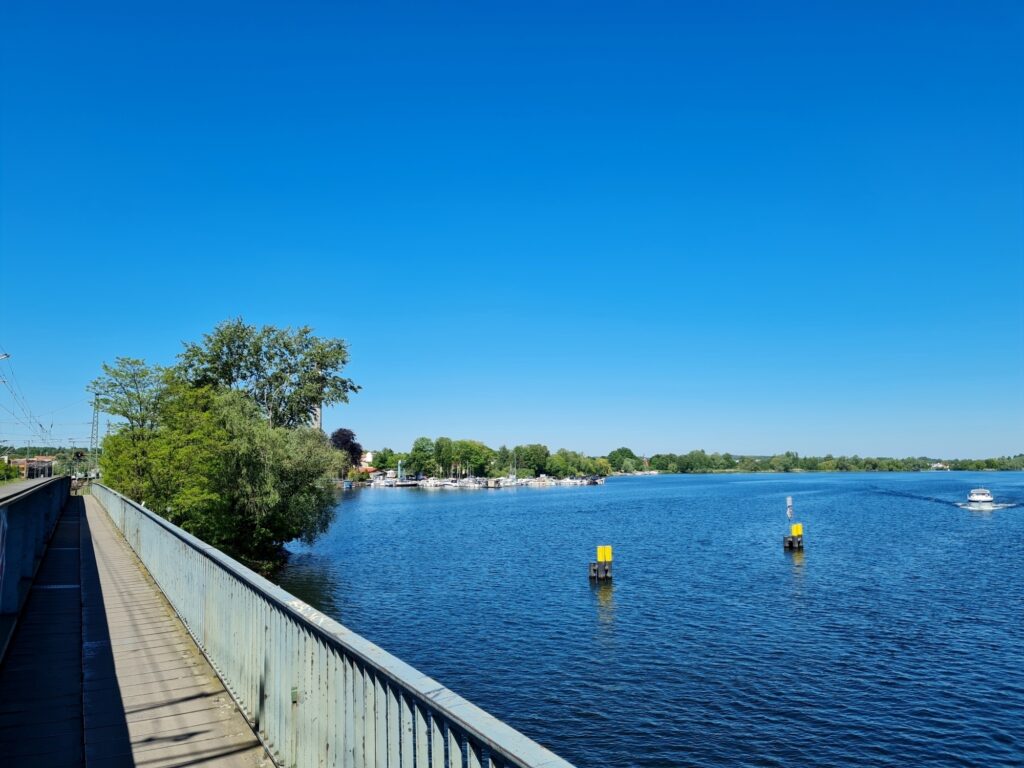 Zugbrücke zum Bahnhof Werder auf der Radtour an der Havel von Potsdam nach Kirchmöser