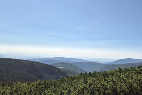 Riesengebirge-Wanderung über die Schneekoppe: Blick Richtung Löwenberg hinter der Schwarzen Koppe