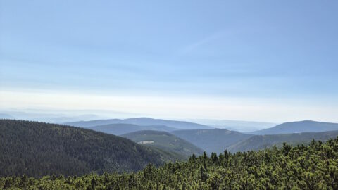 Riesengebirge-Wanderung über die Schneekoppe: Blick Richtung Löwenberg hinter der Schwarzen Koppe