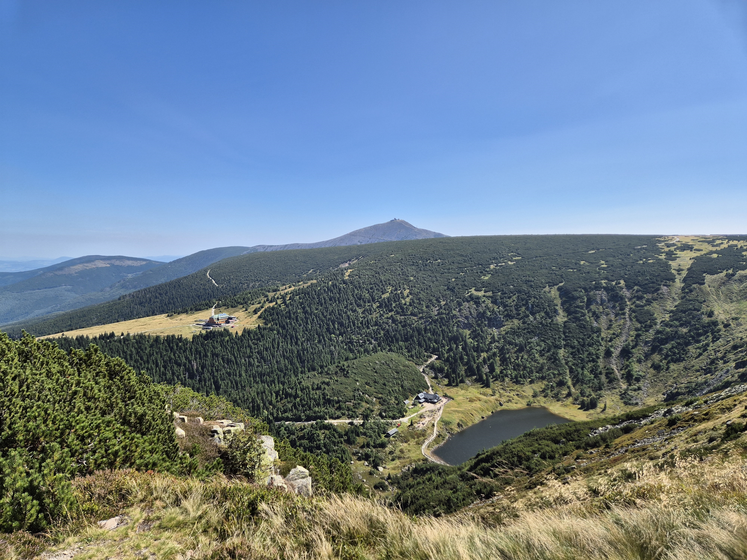 Riesengebirge-Wanderung über die Schneekoppe: Kleiner Teich mit Schneekoppe