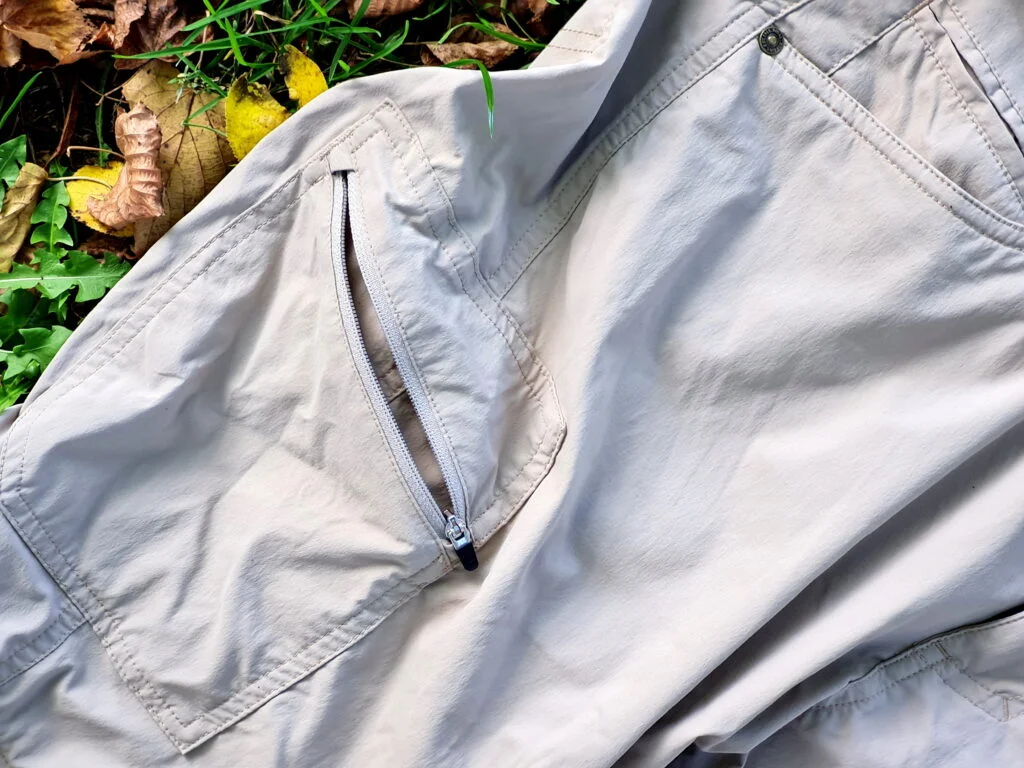 Die Beintasche der Royal Robbins Active Traveler Zip ‚N‘ Go Pant mit Reißverschluss ist groß genug für das Smartphone