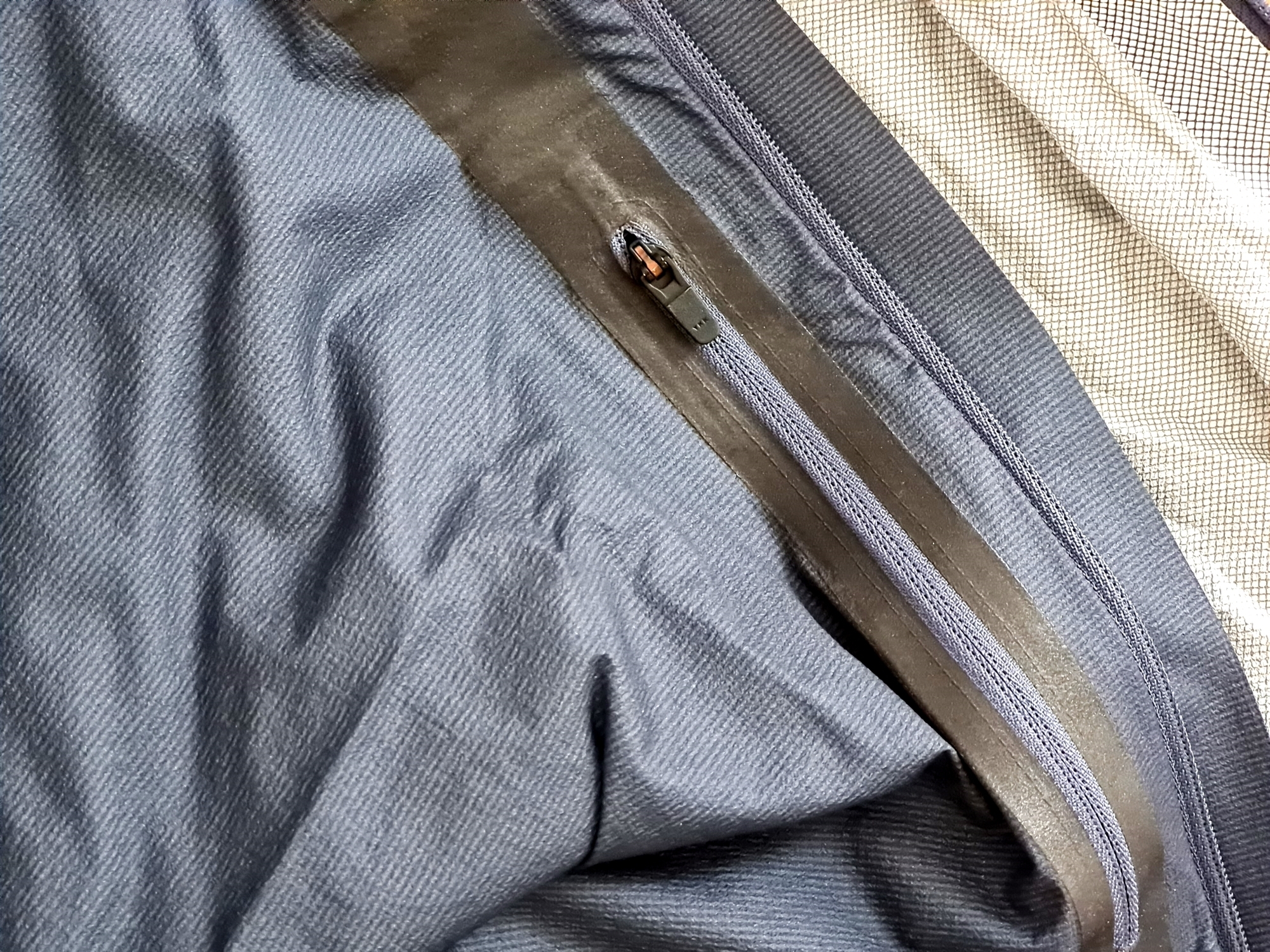 Die Brusttasche der Salewa Puez Light PTX Jacke schließt nicht ganz dicht