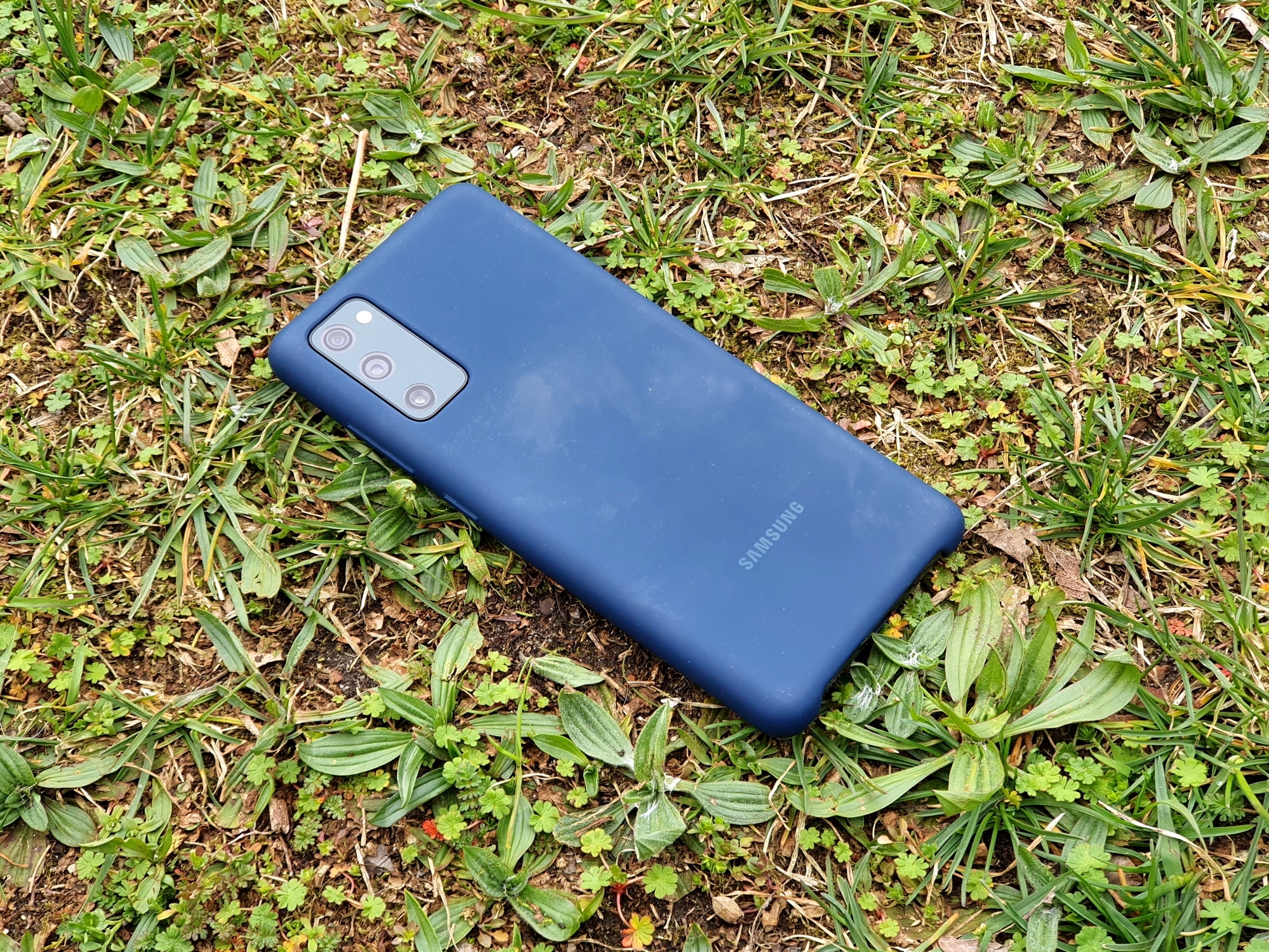 Rückseite Samsung Galaxy S20 FE mit Samsung-Silikon-Cover