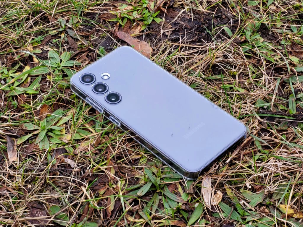 Rückseite des Samsung Galaxy S24 mit drei Kameralinsen und Clear Case