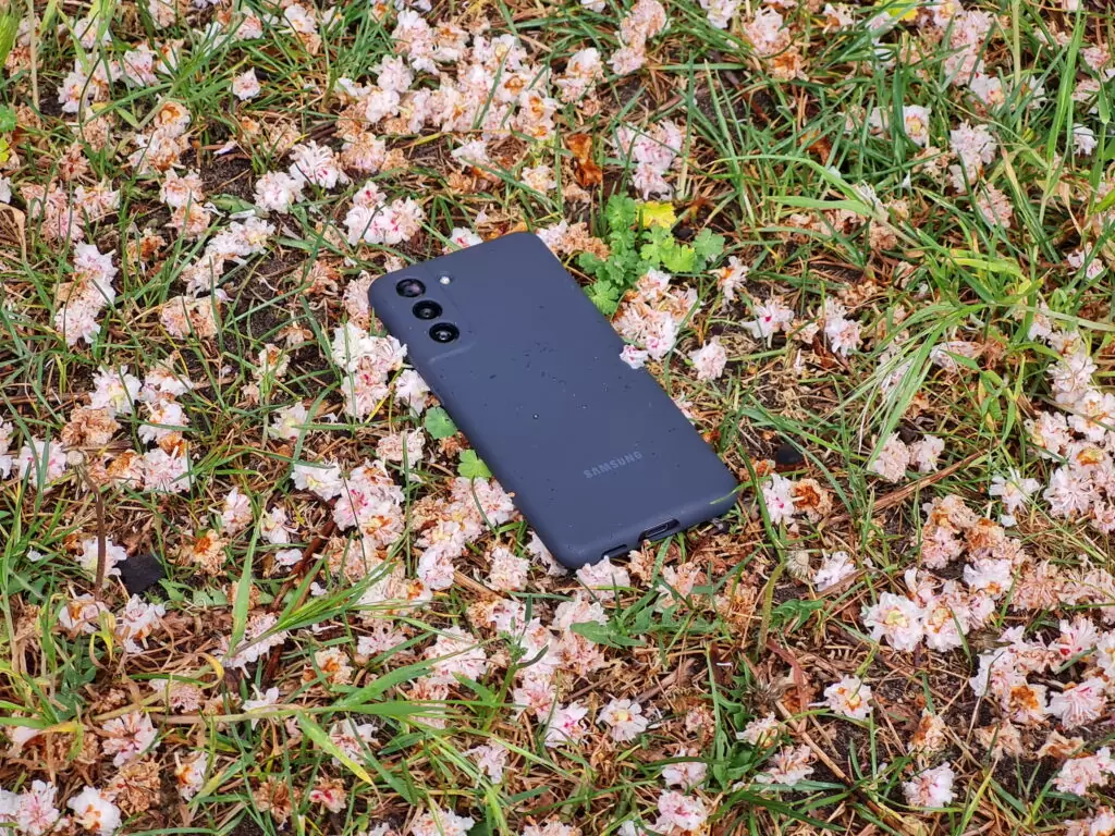 Rückseite des Samsung S21 FE mit Silikoncover, das einzelne Aussparungen für die Linsen hat