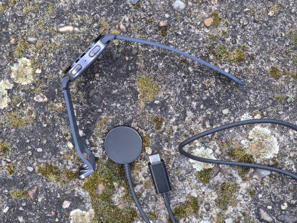 Leider hat die Samsung Watch8 auch wieder ein nerviges Magnet-Ladekabel