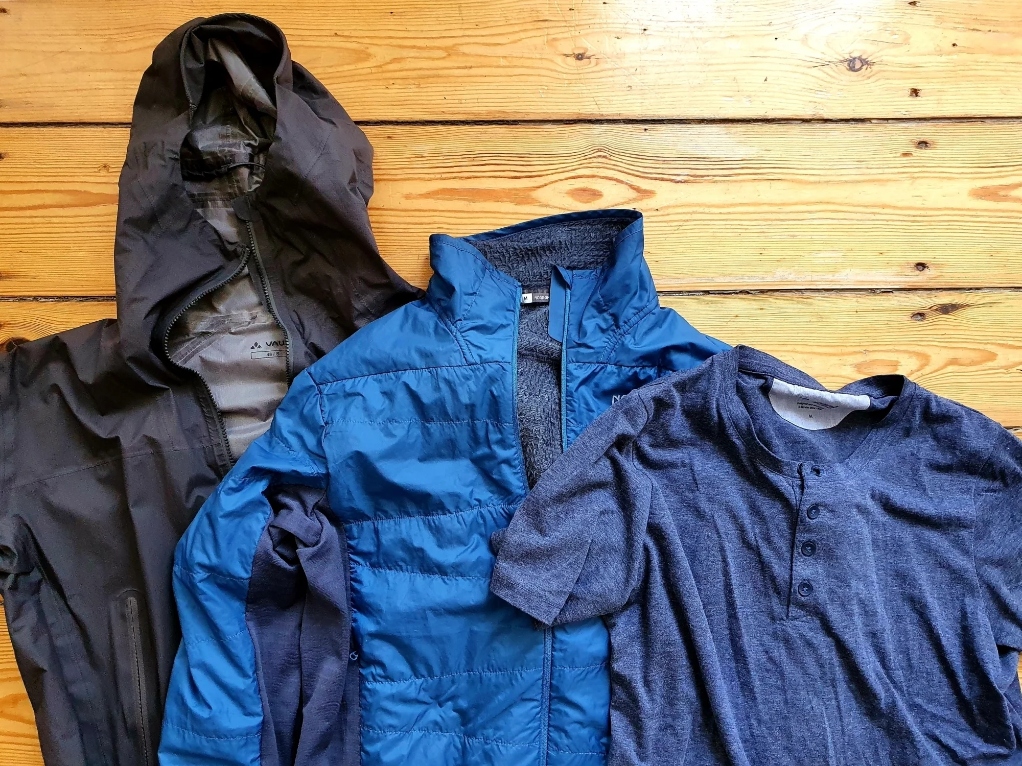 Das Schichtsystem: Hardshell (links), Isolationsjacke (Mitte), UV-Shirt