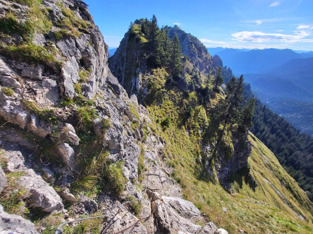 Schwierigkeitsgrad beim Bergwandern T4: Alpine Wanderung, oft ohne Wegspur, mit Versicherung und leichter Kletterei