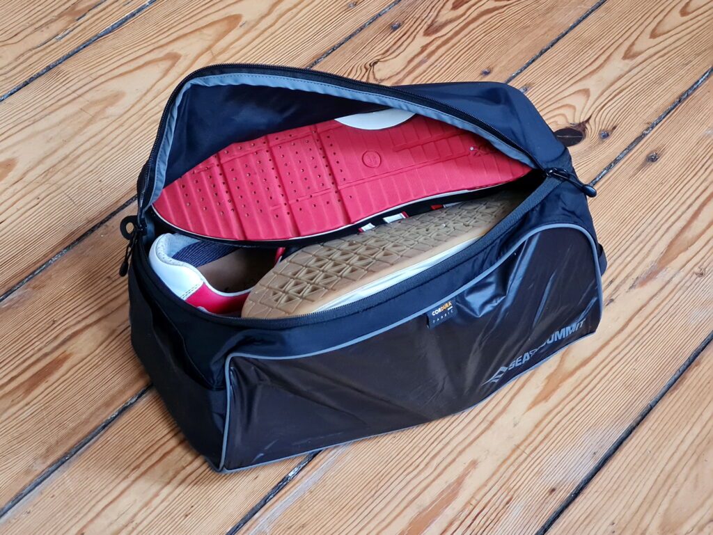 Mit etwas Geschick lassen sich zwei Paar Sneaker im Sea to Summit Shoe Bag L unterbringen