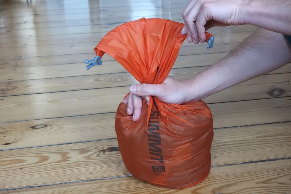 Verschließen des Sea to Summit Ultra-Sil Nano Packsacks