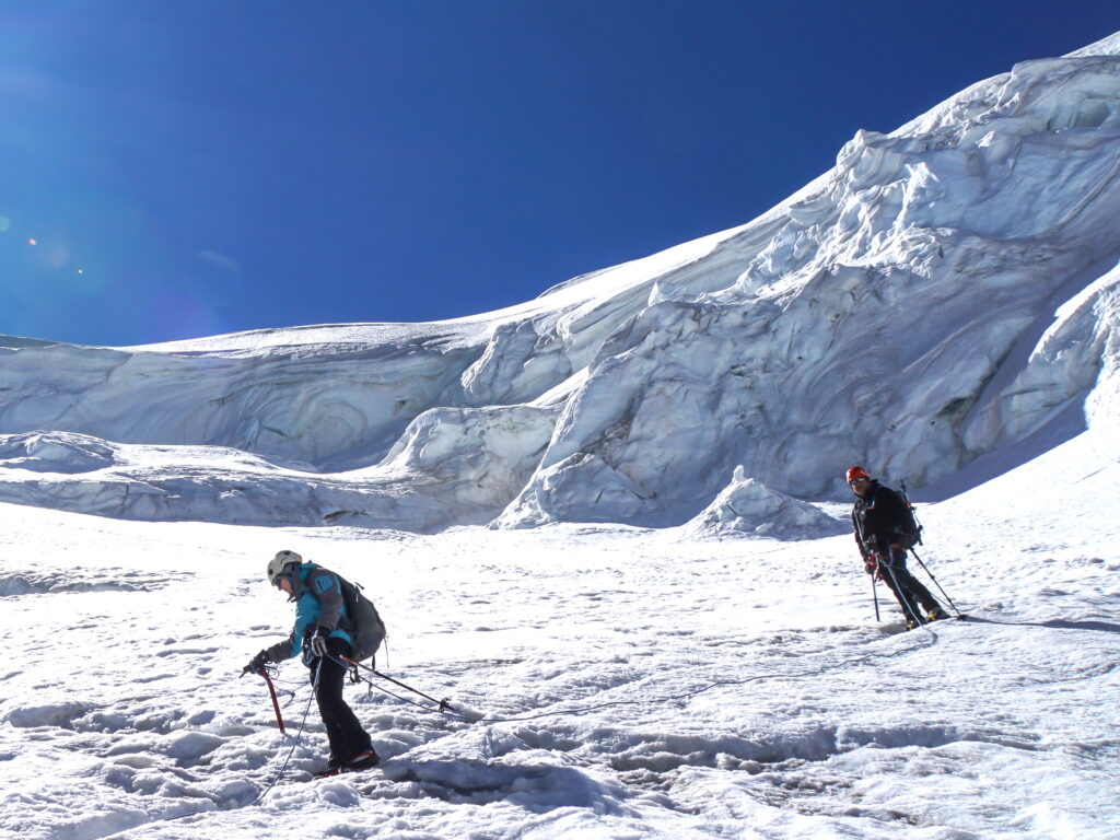 Seilschaft auf einem Gletscher im Wallis